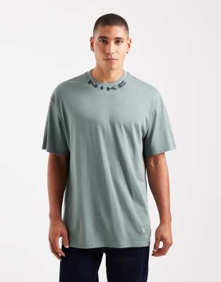 Nike - T-shirt avec col à imprimé graphique - Vert