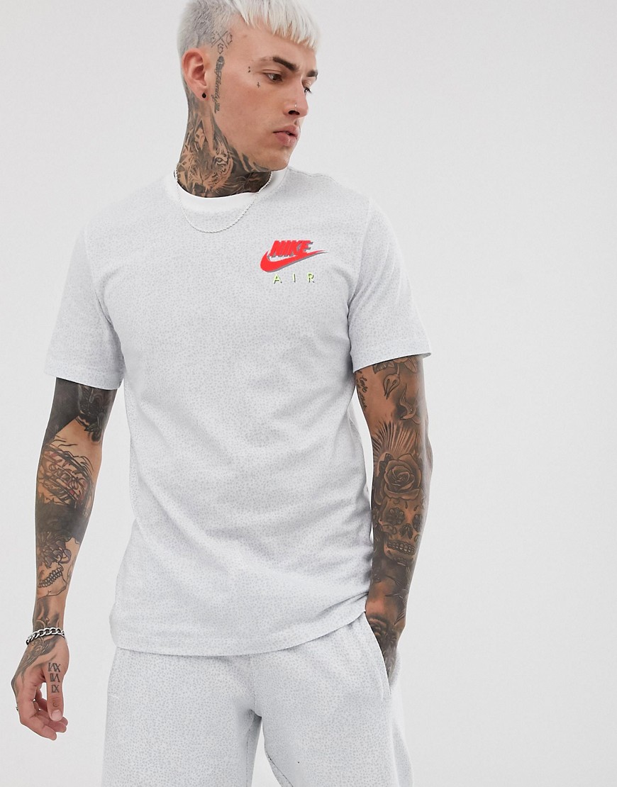 Nike - T-shirt bianca con piccolo logo fluo-Bianco