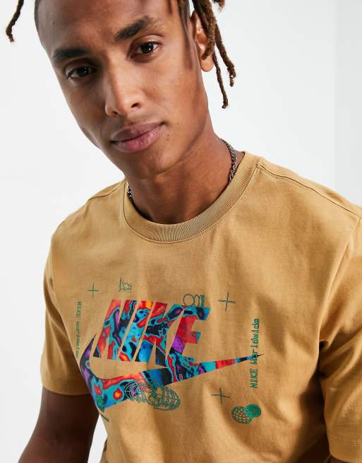 Nike T shirt con logo sul petto color oro