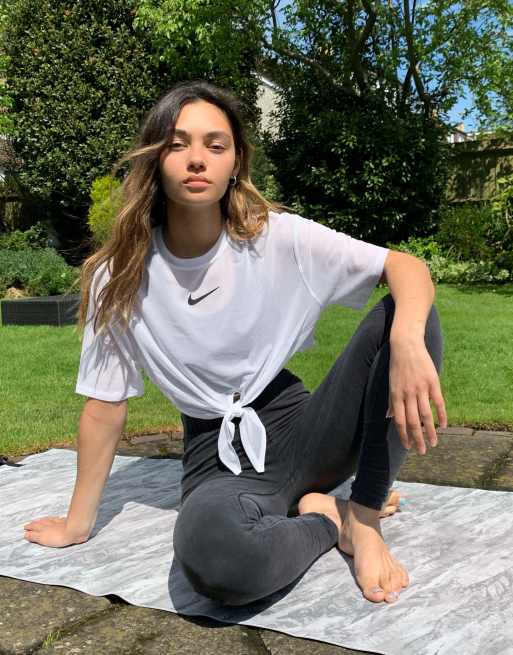Nike - T-shirt corta allacciata sul davanti in tessuto a rete bianca