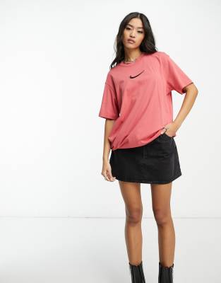 Nike - T-Shirt in Adobe-Rosa mit mittelgroßem Swoosh-Logo