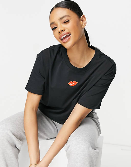 Women Nike t-shirt in black with swoosh kiss logo 