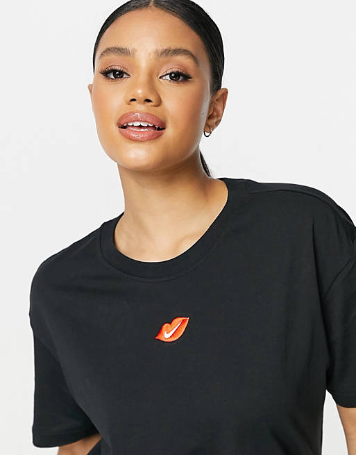 Women Nike t-shirt in black with swoosh kiss logo 