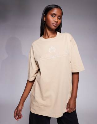 Nike - T-Shirt in Braun mit Grafikprint-Brown