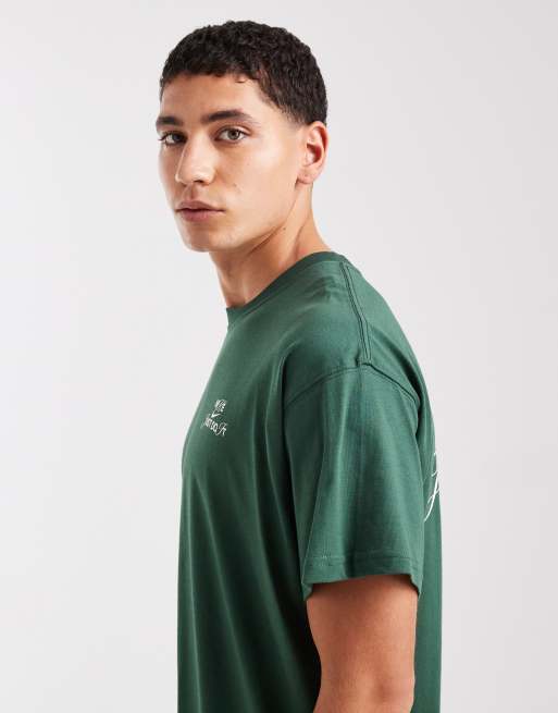 Nike – T-Shirt in Grün mit Grafikprint auf dem Rücken, 4 von 5
