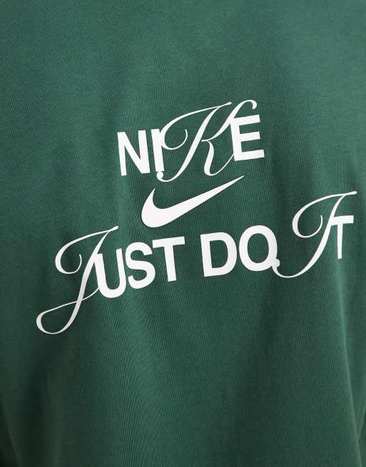 Nike – T-Shirt in Grün mit Grafikprint auf dem Rücken, 5 von 5