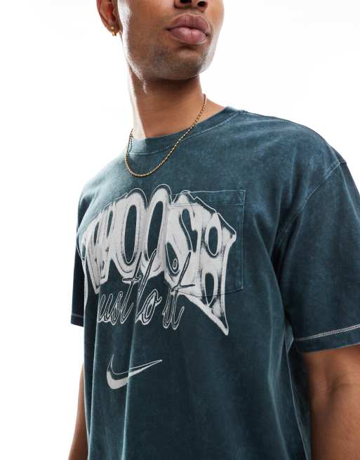 Nike – T-Shirt in Grün mit Grafikprint, 2 von 4
