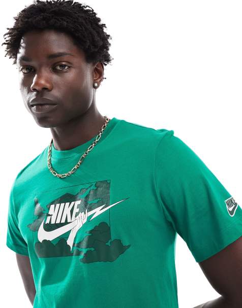 Nike – T-Shirt in Grün mit Swoosh-Blitz-Grafik - view 1