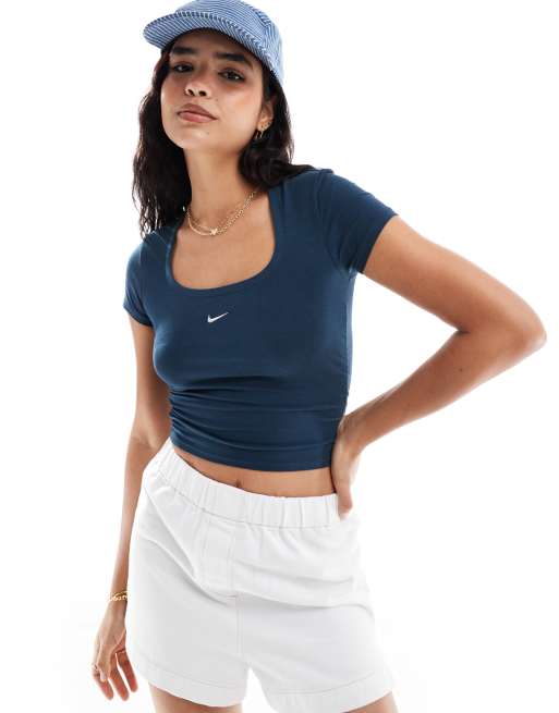  Nike – T-Shirt in Marineblau mit eckigem Ausschnitt