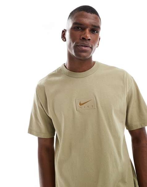 Nike – T-Shirt in Olivgrün mit mittigem Logo-Aufnäher - view 1