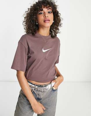 Nike - T-Shirt in Pflaume mit mittelgroßem Swoosh-Logo-Lila