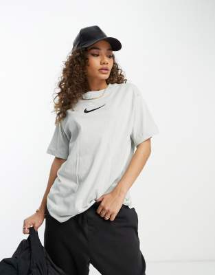 Nike - T-Shirt in Silber mit mittelgroßem Swoosh-Logo