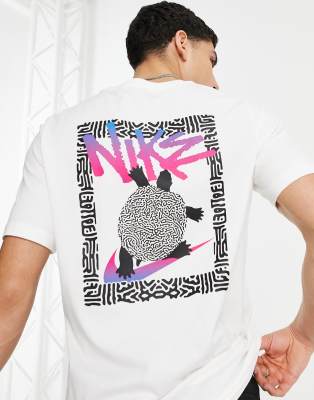 Nike – T-Shirt in Weiß mit 90er-Jahre-Schildkröten-Print hinten