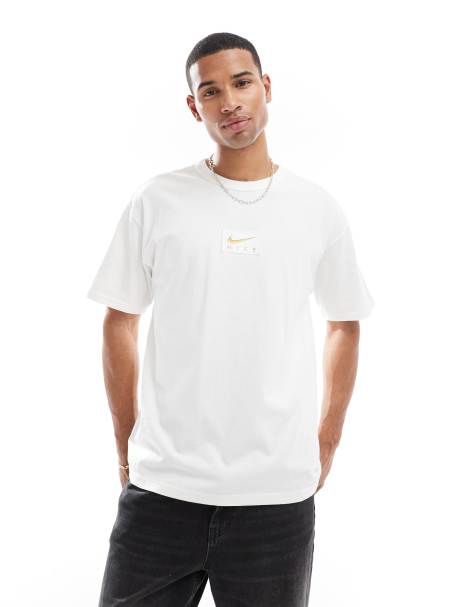 Nike – T-Shirt in Weiß mit mittigem Logo-Aufnäher - view 1