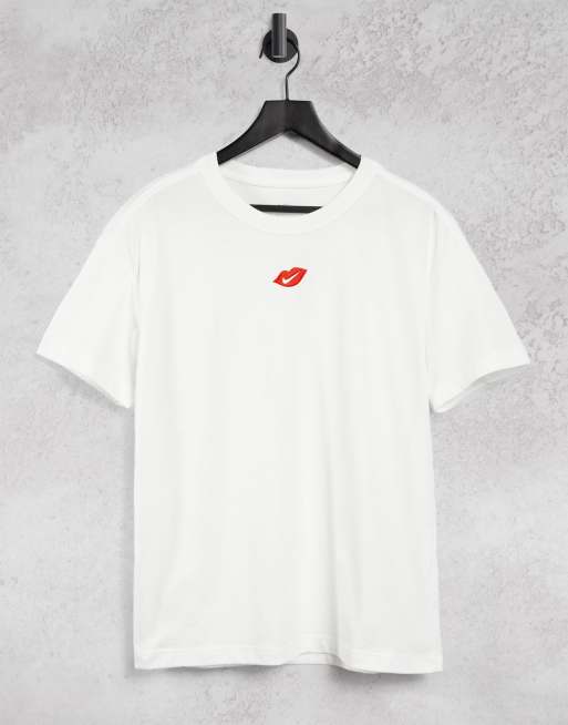 Nike T Shirt In White With Swoosh Kiss Logo Parfaire - black and white shirt with overshirt roblox