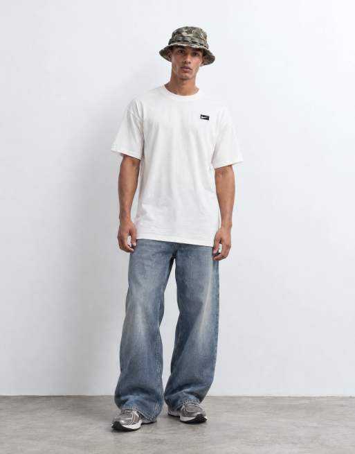Nike t-shirt med rund halsringning med logografik i vitt, 8 av 10