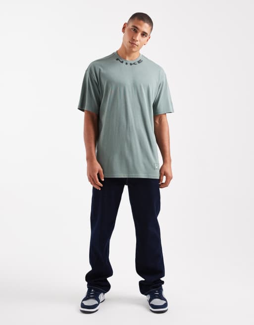 Nike - T-shirt met grafische print op de kraag in groen, 2 van 5