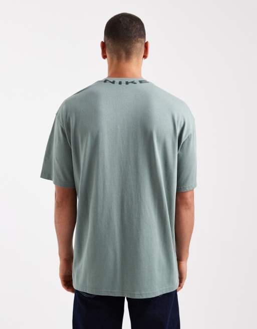 Nike - T-shirt met grafische print op de kraag in groen, 3 van 5
