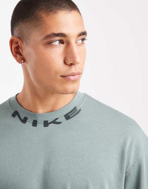 Nike - T-shirt met grafische print op de kraag in groen, 5 van 5