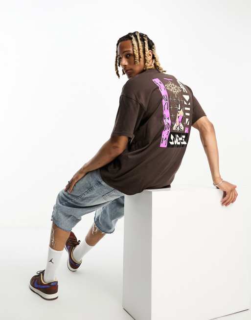 Nike - T-shirt met grafische print op de rug in bruin