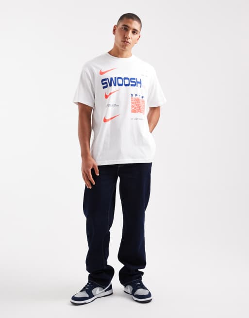 Nike - T-shirt met grafische swoosh-print in wit, 2 van 5