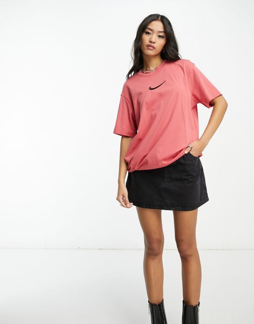 Nike - T-shirt met midi swoosh in adobe roze