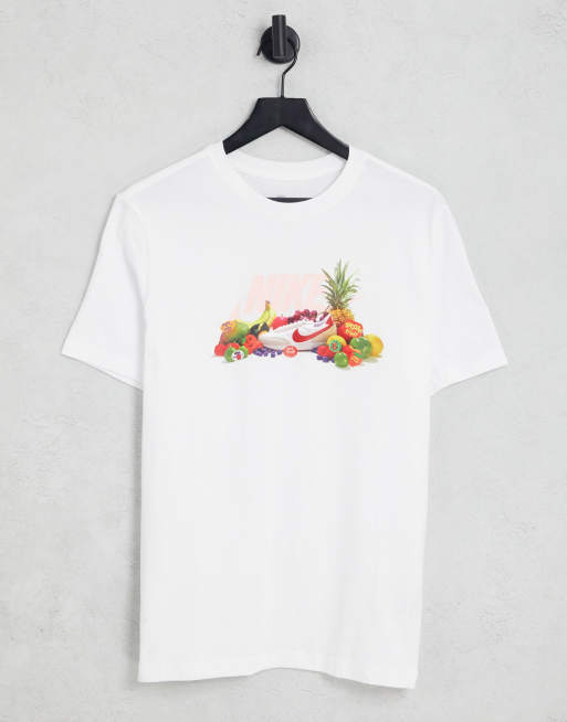Nike - T-shirt met 'Never Not Fresh' fruitprint op de borst in wit