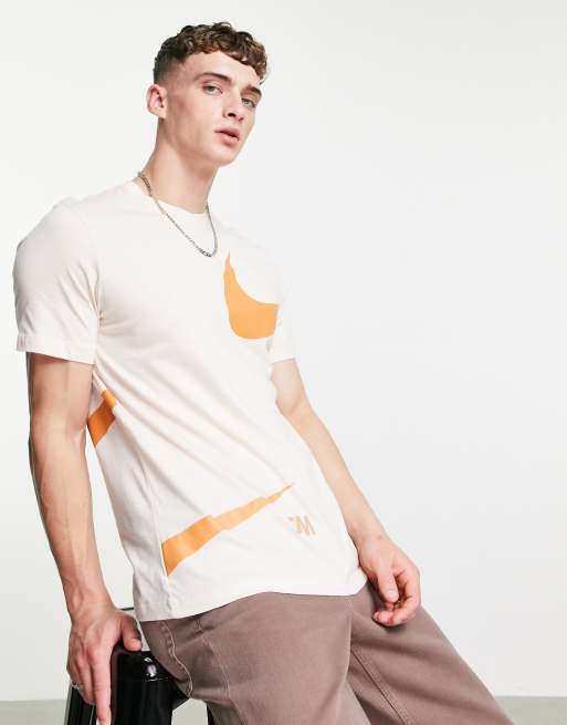 Nike - T-shirt met print van swoosh-logo in bleek oranje