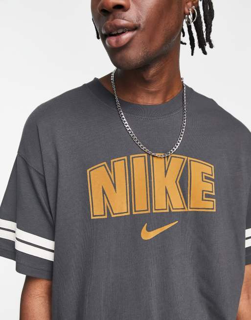 Nike - T-shirt met retro-print op de borst in donker rookgrijs, 3 van 4