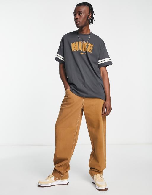 Nike - T-shirt met retro-print op de borst in donker rookgrijs, 4 van 4