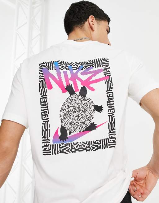 Nike - T-shirt met schildpadprint in jaren 90-stijl op de achterkant in wit
