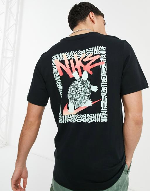 Nike - T-shirt met schildpadprint in jaren 90-stijl op de achterkant in zwart