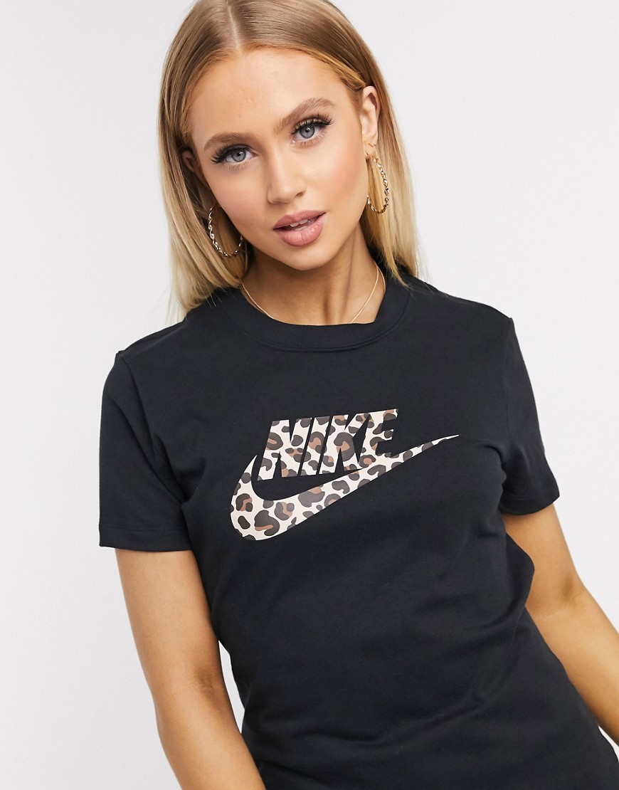 Nike - T-shirt met swoosh in luipaardprint in zwart