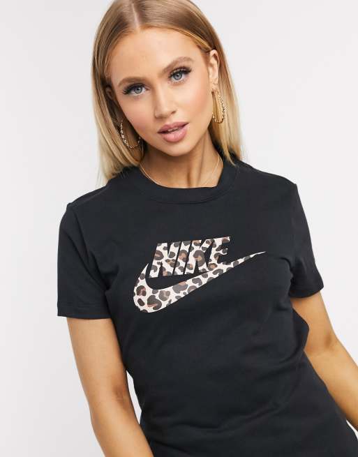 Nike - T-shirt met swoosh in luipaardprint in zwart