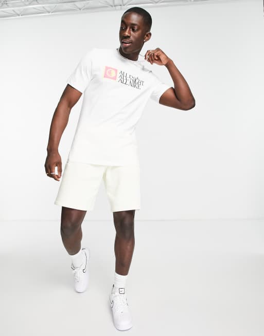 Nike – T-Shirt mit Text-Grafik in Weiß