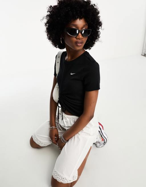 Nike - T-shirt nera a coste con allacciatura sul davanti e logo piccolo