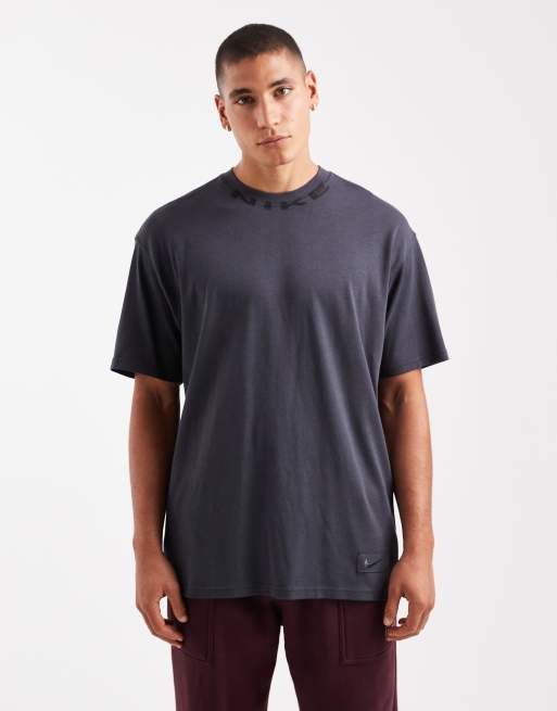 Nike - T-shirt nera con grafica sul collo