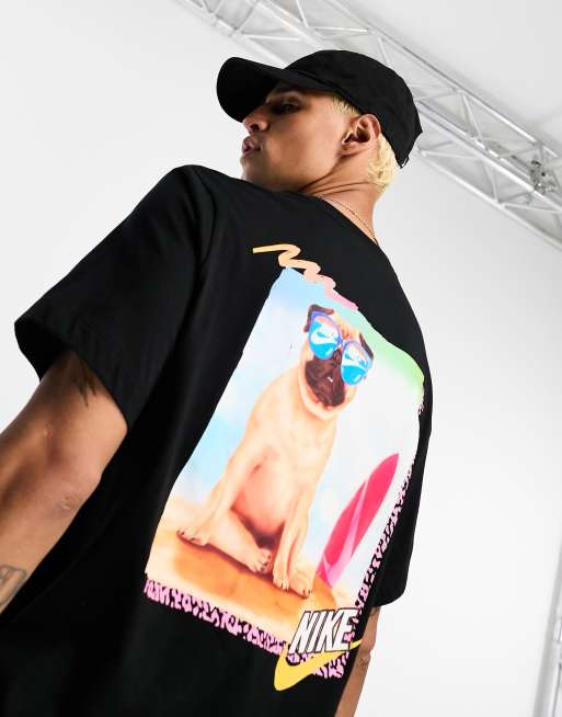 Nike - T-shirt nera con stampa di carlino in spiaggia sul retro