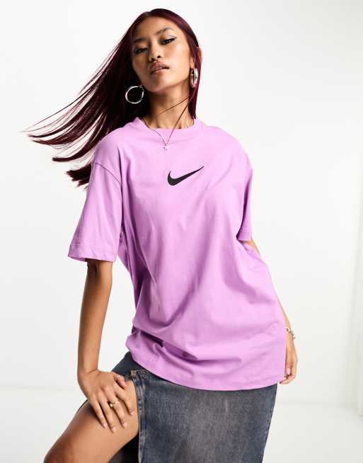 Nike – T-shirt o fasonie boyfriend w kolorze fuksji z logo Swoosh