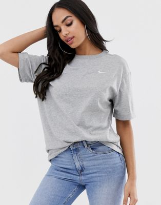 Nike - T-shirt oversize grigia con logo 