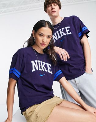 Nike - T-shirt style universitaire rétro unisexe - Bleu marine | ASOS