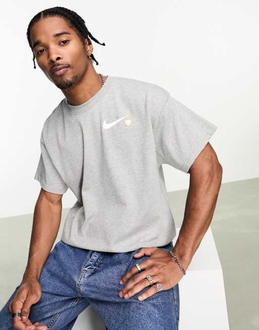 https://images.asos-media.com/products/nike-t-shirt-unisexe-a-motif-cur-gris/203978316-1-grey?$n_640w$&wid=513&fit=constrain