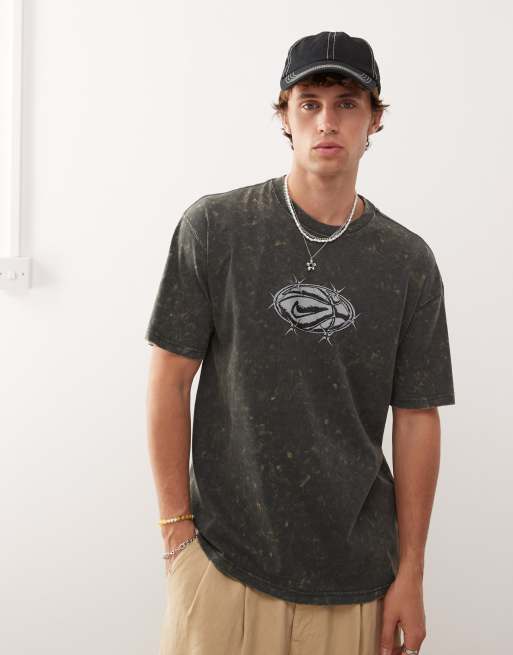 Nike t-shirt with front and back graphics in gray, 2 of 4