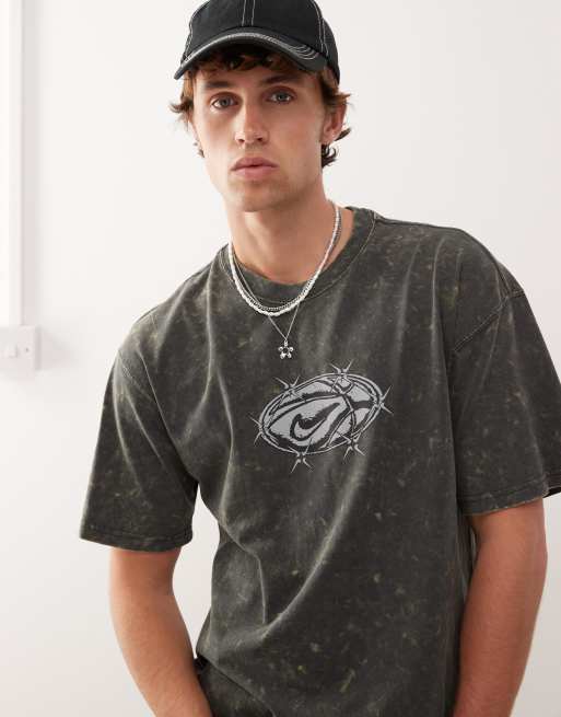 Nike t-shirt with front and back graphics in gray, 4 of 4
