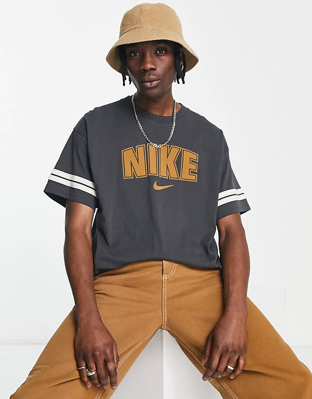 Nike - t-shirt with retro chest print in dark smoke grey