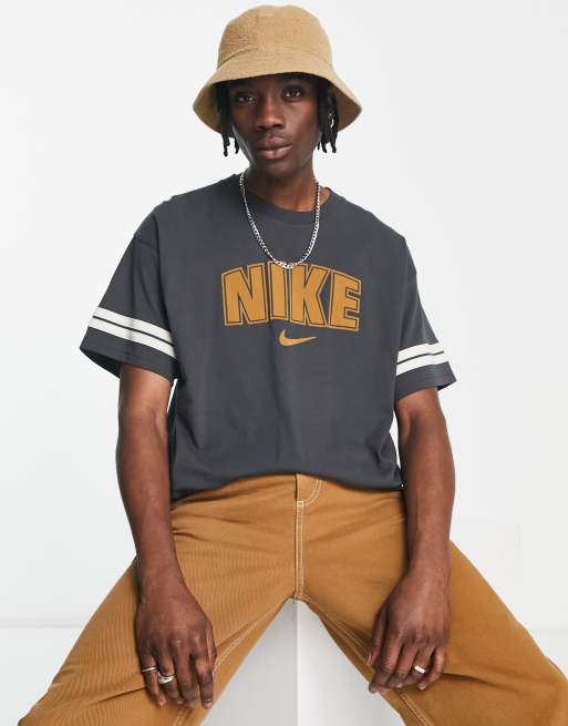 Nike – T-shirt z nadrukiem na piersi w stylu retro w ciemnoszarym przydymionym kolorze