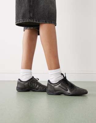 Nike - T90 - Metallic-Sneaker in Schwarz