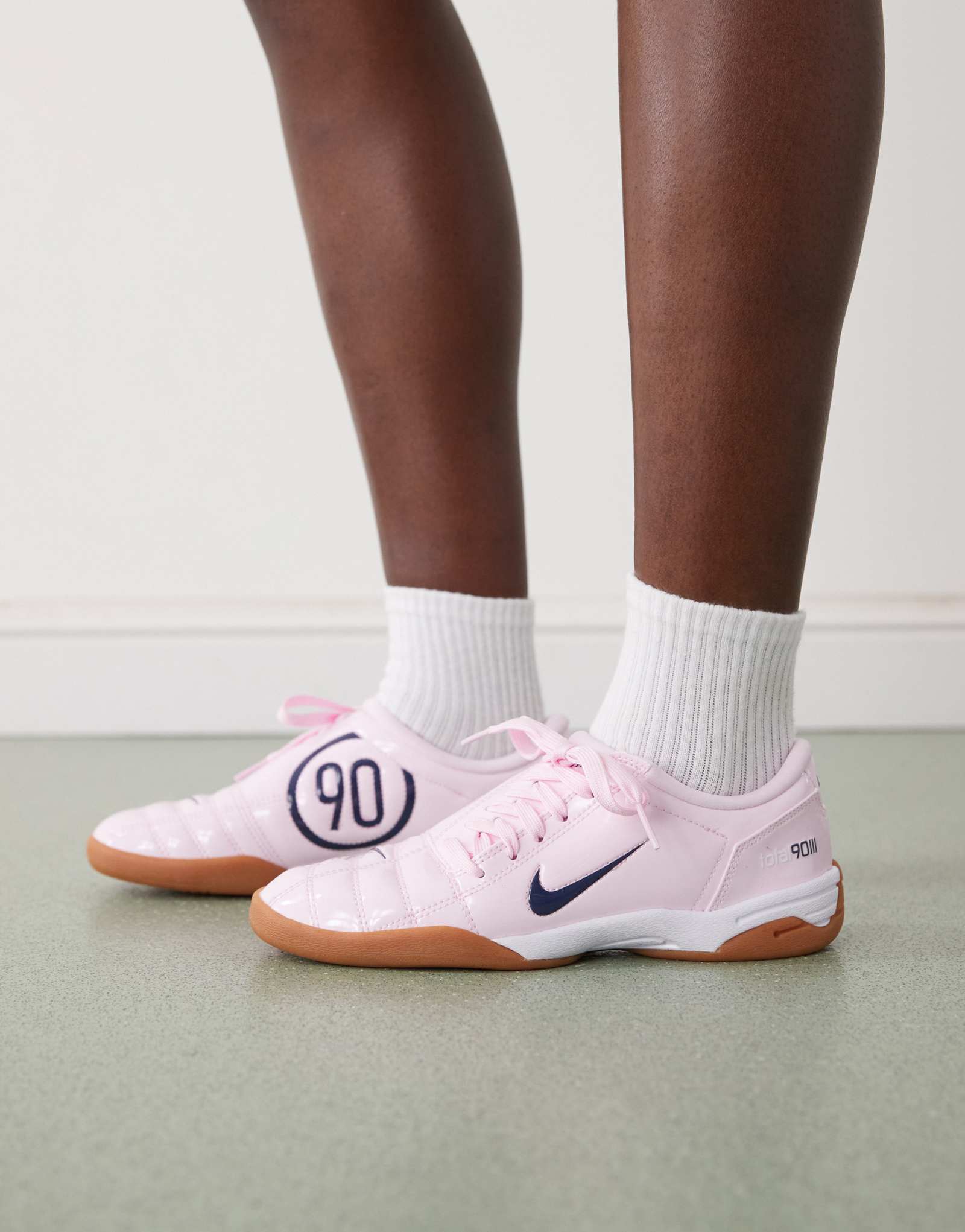 Кроссовки Nike T90 розового цвета