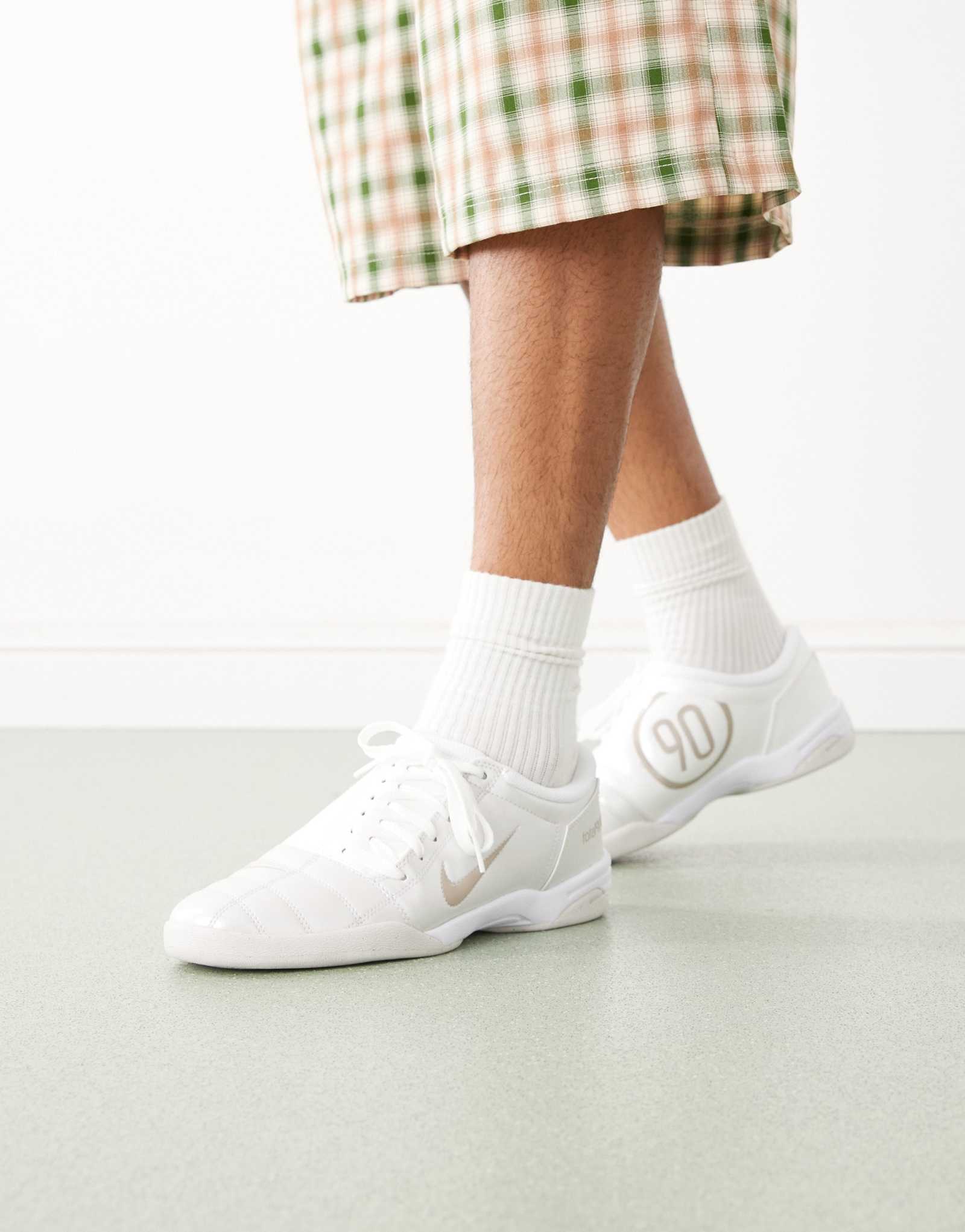 Кроссовки Nike T90 серебристого цвета