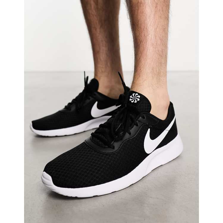 Nike tanjun trainers mens hot sale black